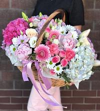 Композиция солнечный день в Северск Цветочная композиция из Розы, Хризантемы, Пионы и Лизиантусы в корзине в Северск