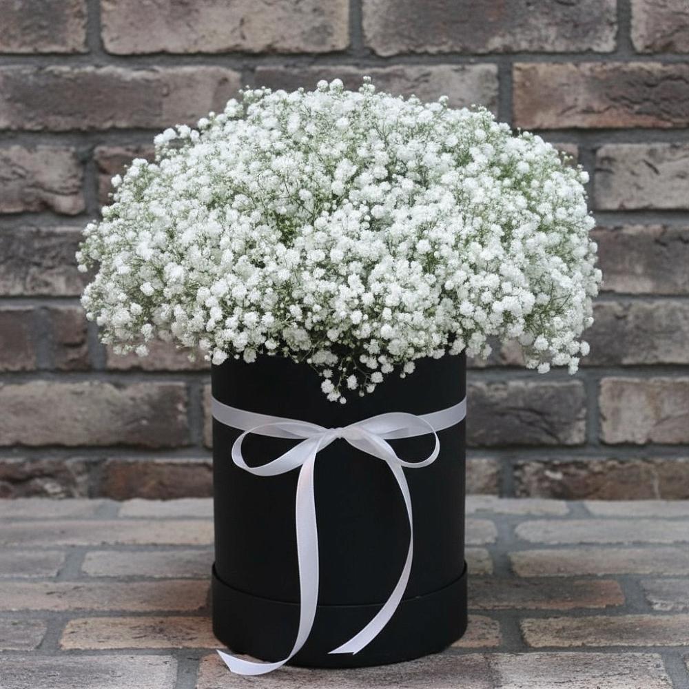 Цветочная композиция из Гипсофила в шляпной коробке в Северск