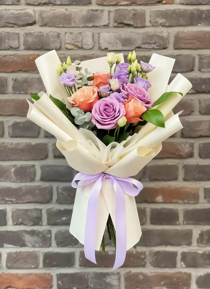 Букет цветов из: Лизиантусы и Розы в Северск