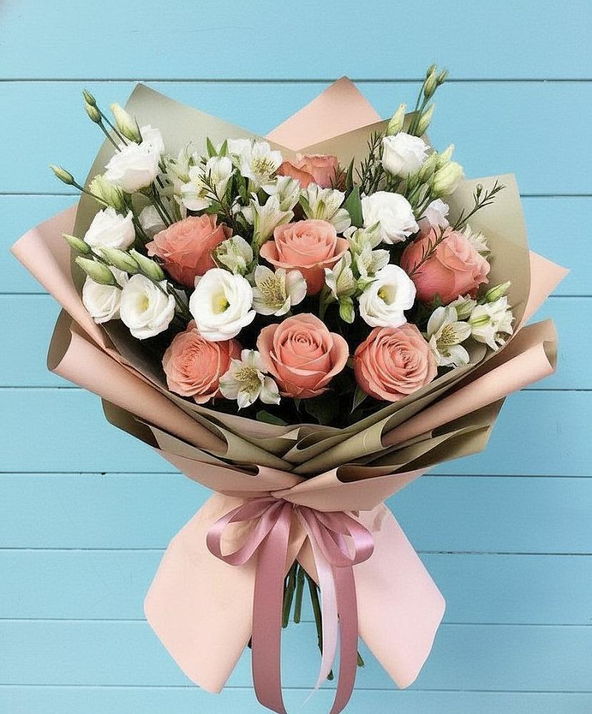 Букет цветов из: Розы, Альстромерии и Лизиантусы в Северск