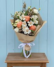 Букет цветов из:  Альстромерии, Лизиантусы, Розы и Хризантемы в Северск