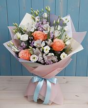 Букет цветов из:  Лизиантусы, Розы, Альстромерии и Гипсофила в Северск