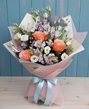 Букет цветов из:  Лизиантусы, Розы, Альстромерии и Гипсофила в Северск