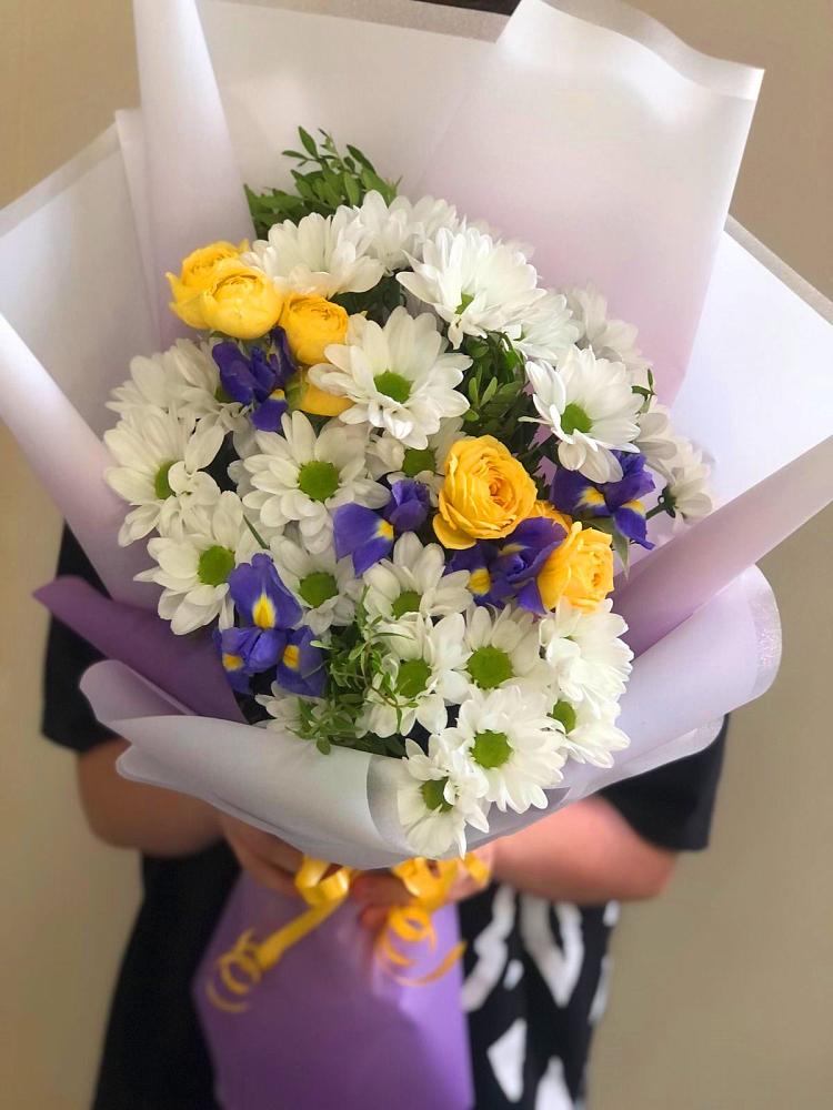 Букет цветов из: Ирисы, Хризантемы и Розы в Северск