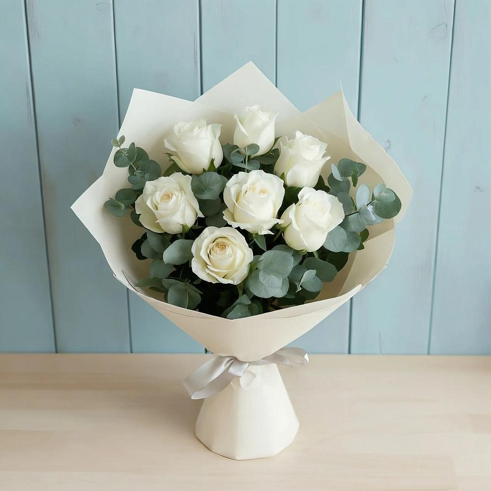 Букет Белые розы в Эвкалипте в Северск