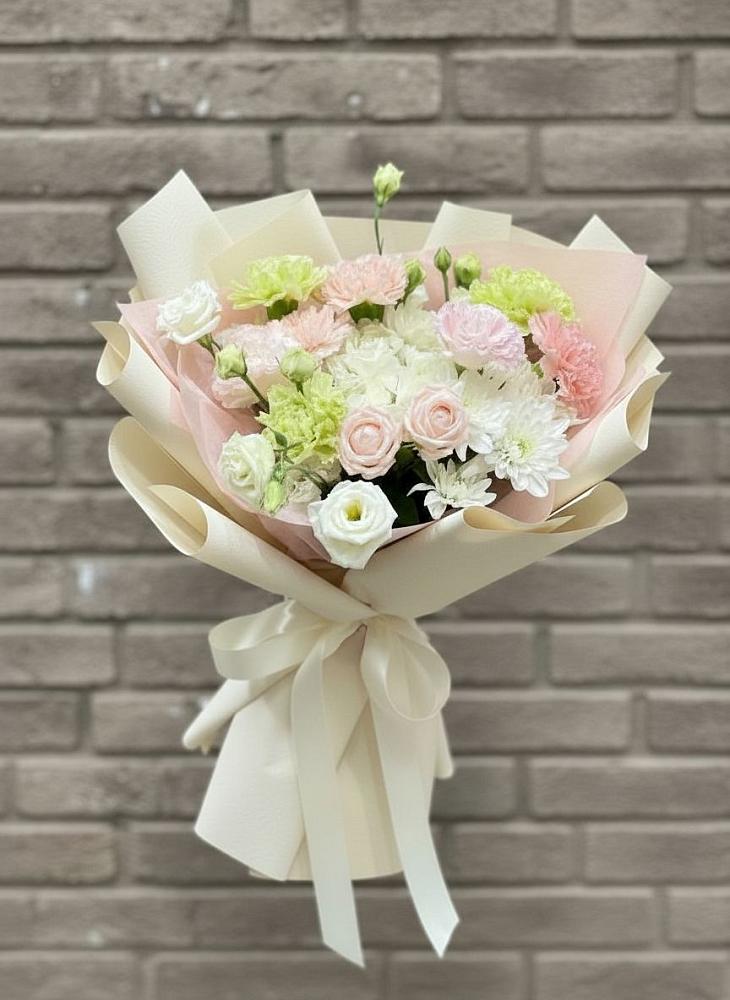 Букет цветов из: Гвоздики, Розы, Лизиантусы и Хризантемы в Северск