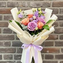 Букет цветов из:  Лизиантусы и Розы в Северск