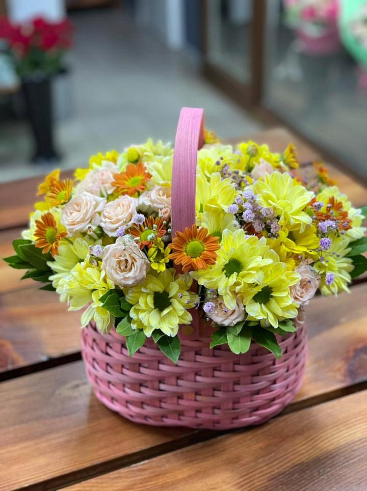 Цветочная композиция из Хризантемы и Розы в корзине в Северск