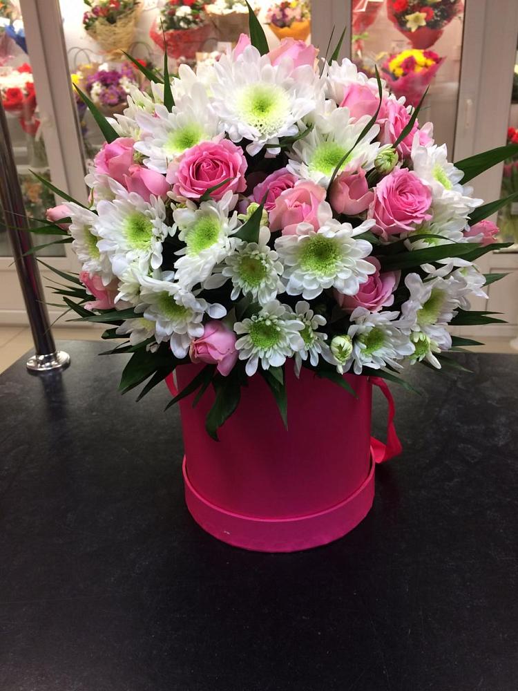 Цветочная композиция из Розы и Хризантемы в шляпной коробке в Северск