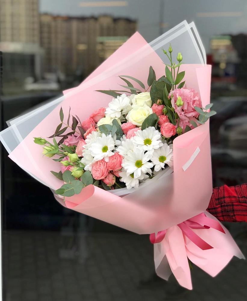 Букет нежный в Северск Букет цветов из: Розы, Лизиантусы и Хризантемы в Северск