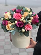 Цветочная композиция из Розы в шляпной коробке в Северск